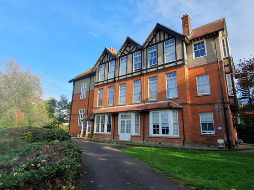 Photo of the front of Queen Victoria House